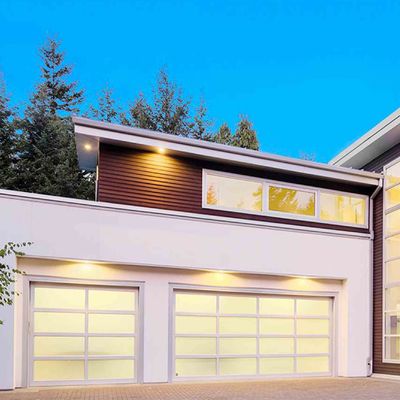 Voir à travers les portes à rouleaux de garage à vue complète